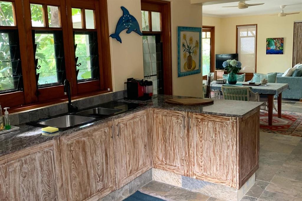 Beachfront Dolphin Cabin Oak Beach Exterior photo